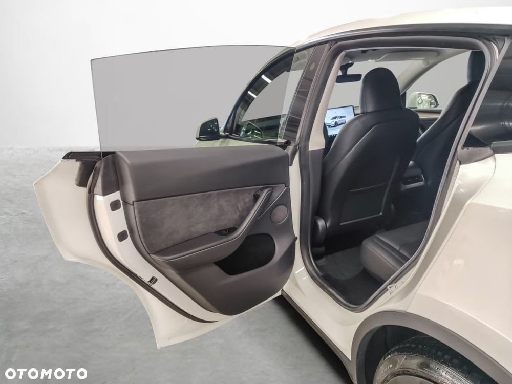 Tesla Model Y Performance Dual Motor AWD - 13