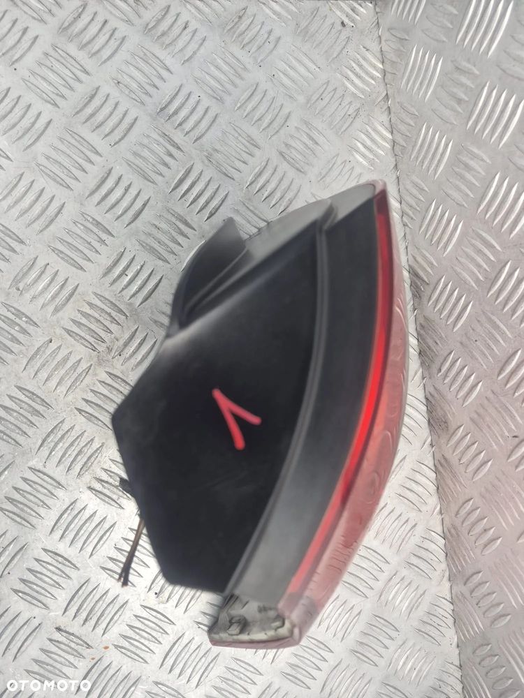 Lampa tylna strona lewa Volkswagen Golf V 4VFX13405AA - 2