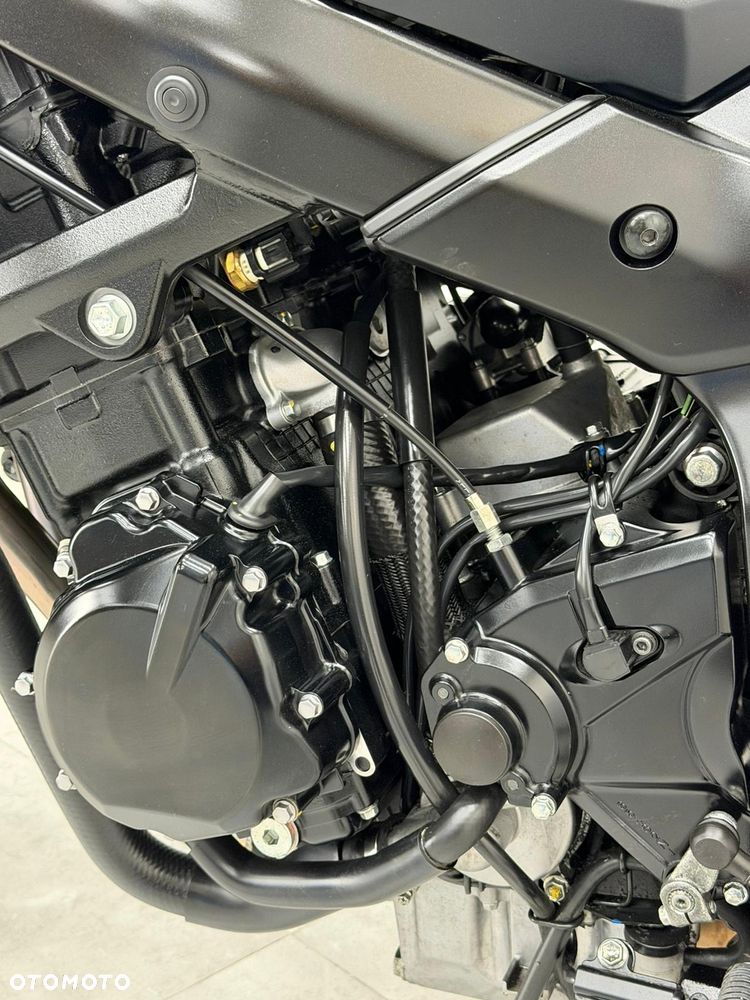 Suzuki GSR - 27