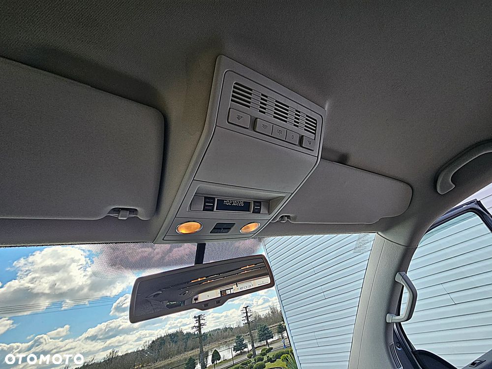 Volkswagen Multivan - 25