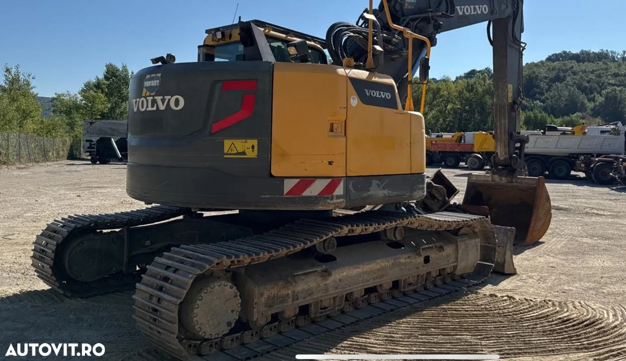 Volvo ECR 235 DL Excavator pe senile - 3