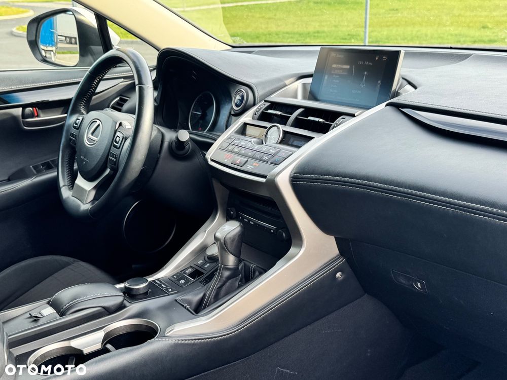 Lexus NX 300h Elite 2WD - 23