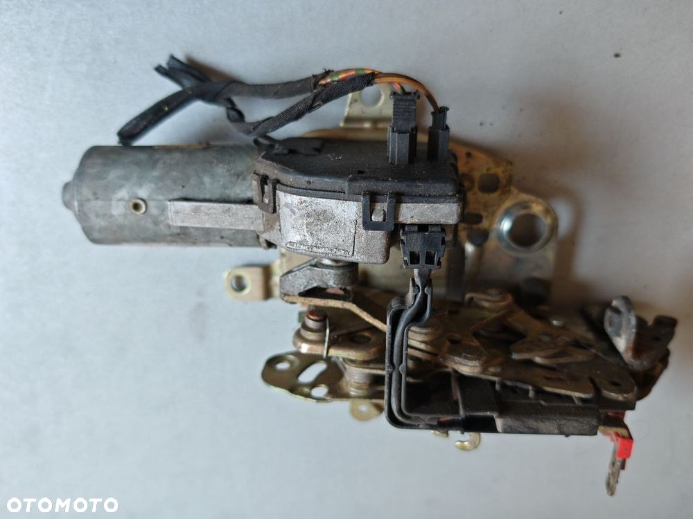 Zamek klapy bagażnika Mercedes Benz E - 2