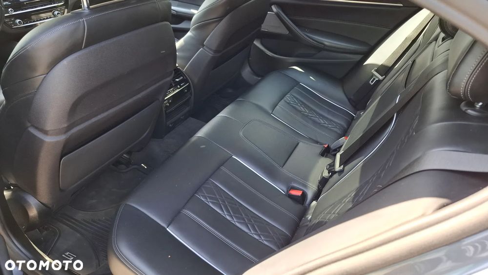BMW Seria 5 M550i xDrive - 22