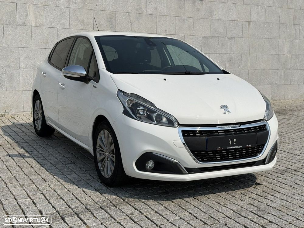 Peugeot 208 1.2 PureTech Signature — fotografia 3