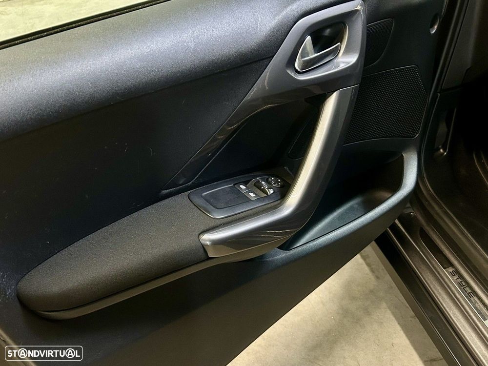 Peugeot 2008 1.2 PureTech Style - 24