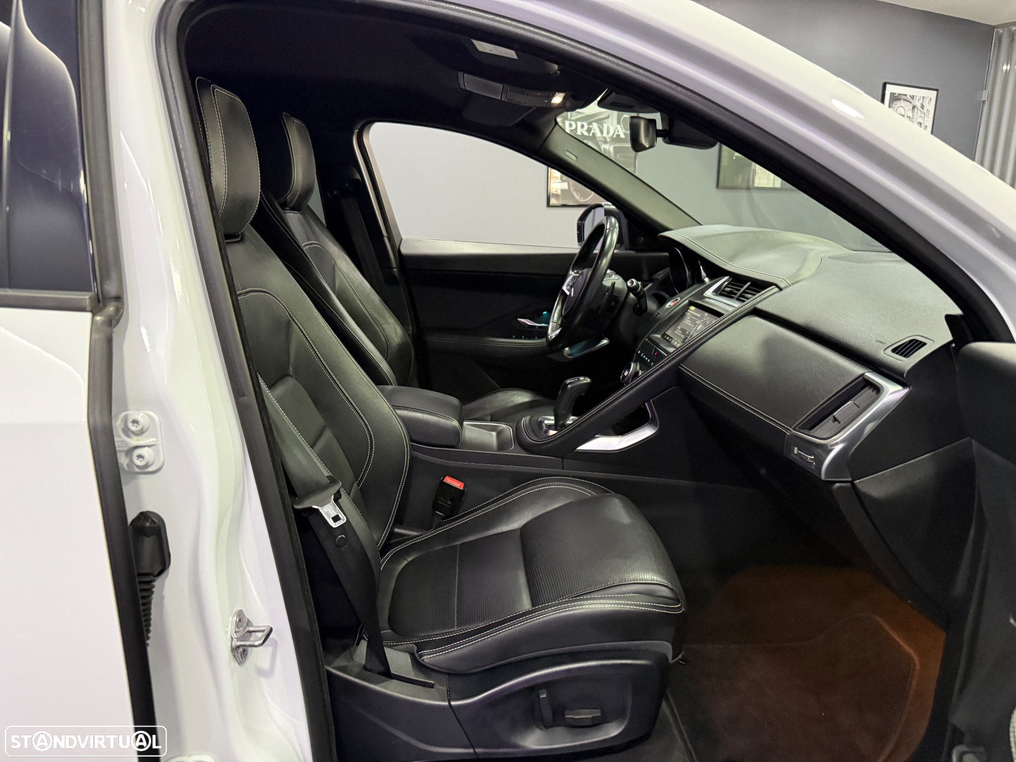 Jaguar E-Pace 2.0 i4D R-Dynamic HSE AWD Aut. - 32
