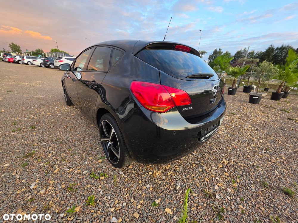 Opel Astra 1.6 Design Edition - 11