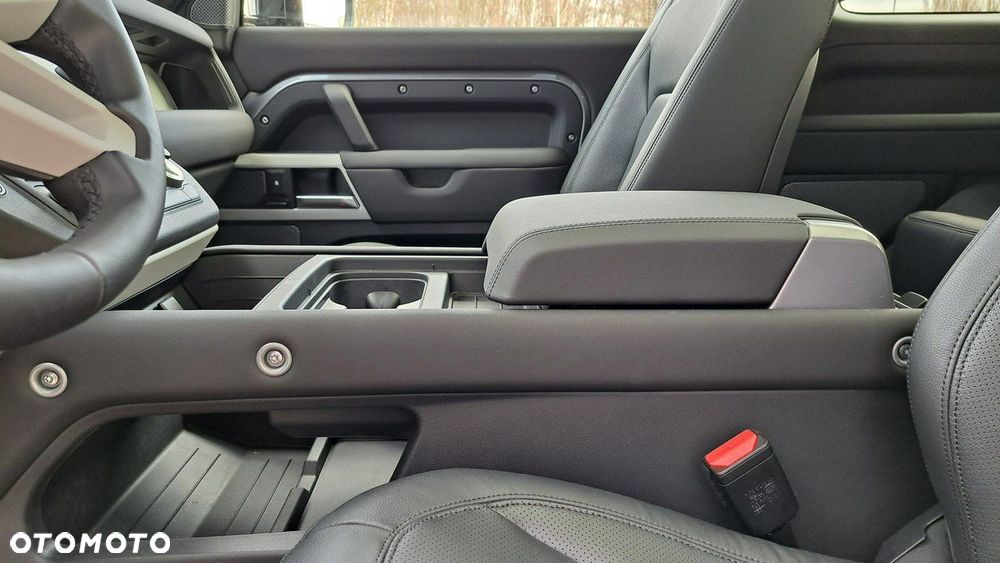 Land Rover Defender - 32