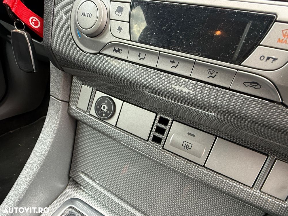 Ford Focus 2.0 Ghia - 10