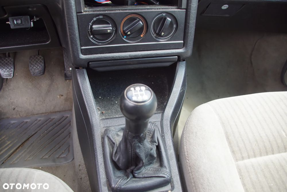 Auto na części - Audi 80 B3 1.8 90 KM JN AKM LY7U 1987R Silnik Skrzynia Drzwi Błotnik Klapa Zderzak Lampa Lusterko Klamka Szyba Deska Kokpit Sterownik Moduł Czujnik Licznik Panel Kierownica - 13