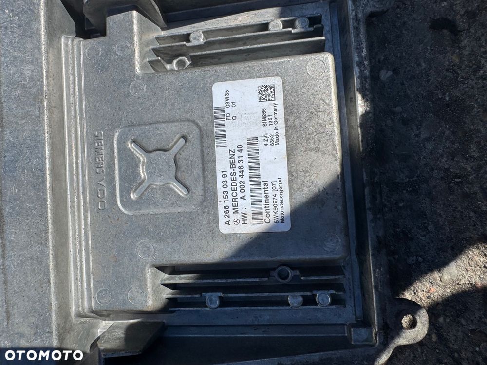 Mercedes a klasa w169 lift Czarna   Konsola z pasami  poduszkami -600komplet  Stacyjka 1695452108 -250  Kierownica ładna 300zl  Licznik a1694401611 -200zl  Lewarek zmiany biegów a1693701009 -150  Panel klimatyzacji panel sterowania nawiewu nawiewem a1698301985 -100   Manetka taśma zwijak przełącznik zespolony air bag  a1694641218  A1695408045 -500  Pompa abs a0064816312 -300zl   Radio duże lift a1698708994 -700zl  Mechanizm wycieraczek wycieraczki 405.127 -200zl  Kolumna kierownicza wspomaganie elektryczne a1694604016 -100zl  Pedal hamulca automat a1692901001 -100zl  Lampa tył tylnia prawa lift -100zl   Lusterko prawe lewe 7 pin 7 pinowe -500zl   modul pdc a1695400362 -100zl  Moduł wzmacniacz anteny a1698200475 -50zl   Komputer silnika 1.5 benzyna a2661530391 a0024463140 -300zl   Serwo a169430 -100zl   Czujnik moduł esp a0045429118 -100zl - 16