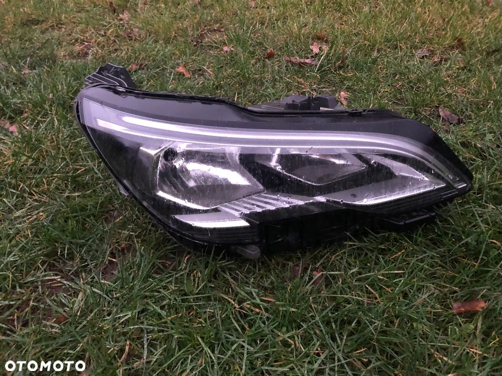 Peugeot 3008 II 5008 16- Lampa Przód Prawa 90085115 - 2