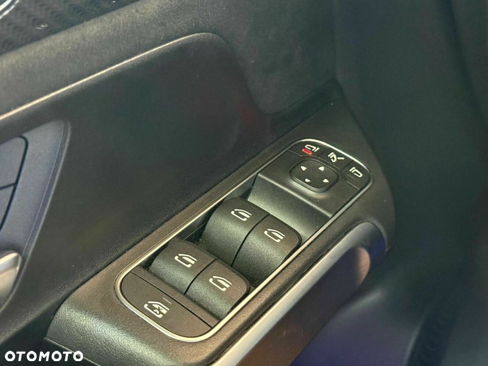 Mercedes-Benz GLB - 33