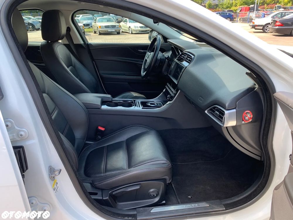 Jaguar XE 2.0 D Prestige - 25