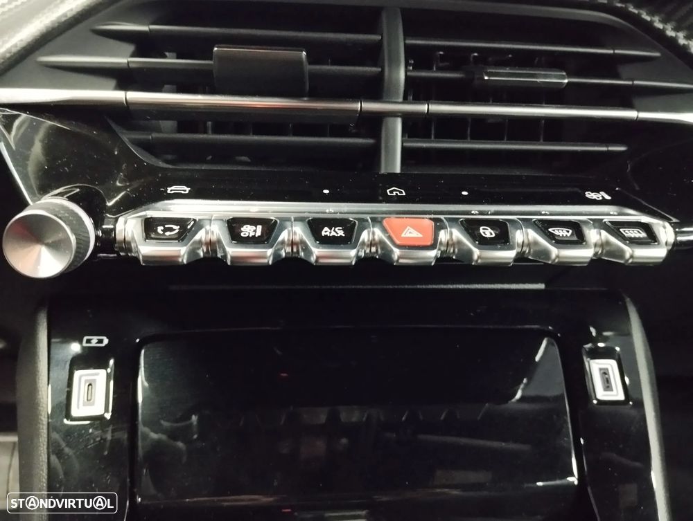 Peugeot 2008 1.2 PureTech Allure EAT8 - 31