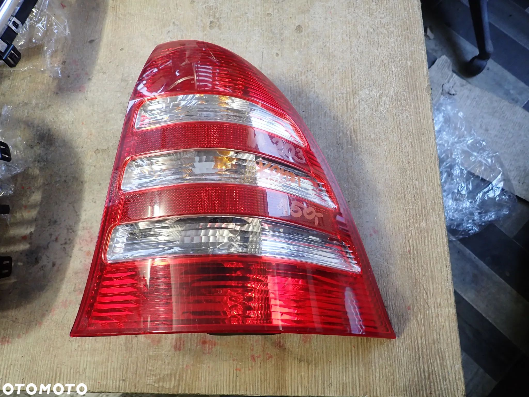 MERCEDES C KLASA W203 KOMBI LAMPA PRAWY TYŁ 2038202464R - 1