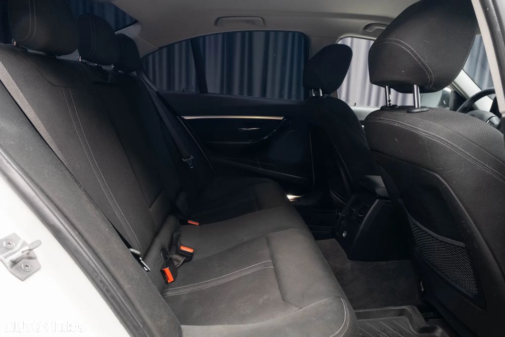 BMW Seria 3 318d Aut. Sport Line - 30