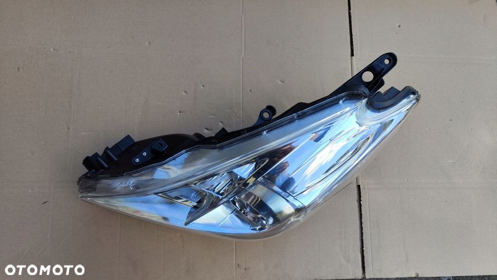 Toyota Prius Plus  12-16 Lampa Przód Przednia Lewa Oryginał - 4