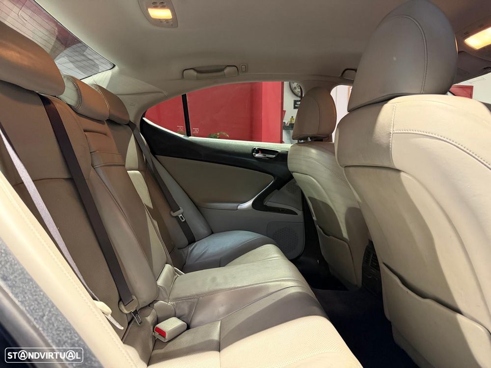 Lexus IS 220 d Luxury Line - 12