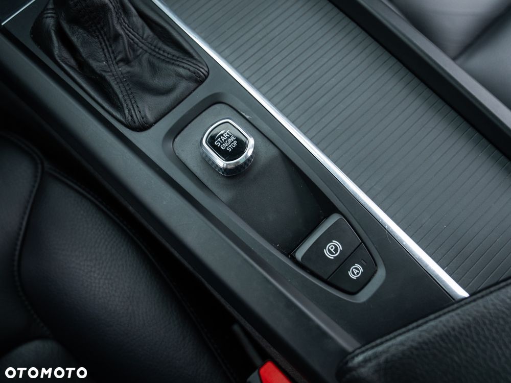 Volvo XC 60 D4 AWD Geartronic RDesign - 36