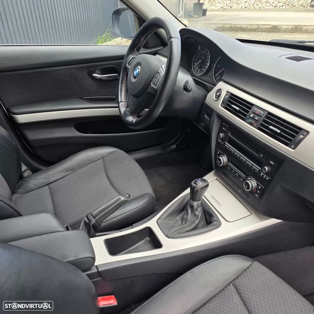 BMW 320 d Pack M - 13