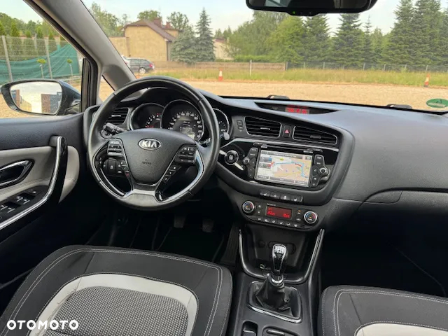 Kia Ceed 1.6 CRDi 128 ISG SW Platinum Edition - 29
