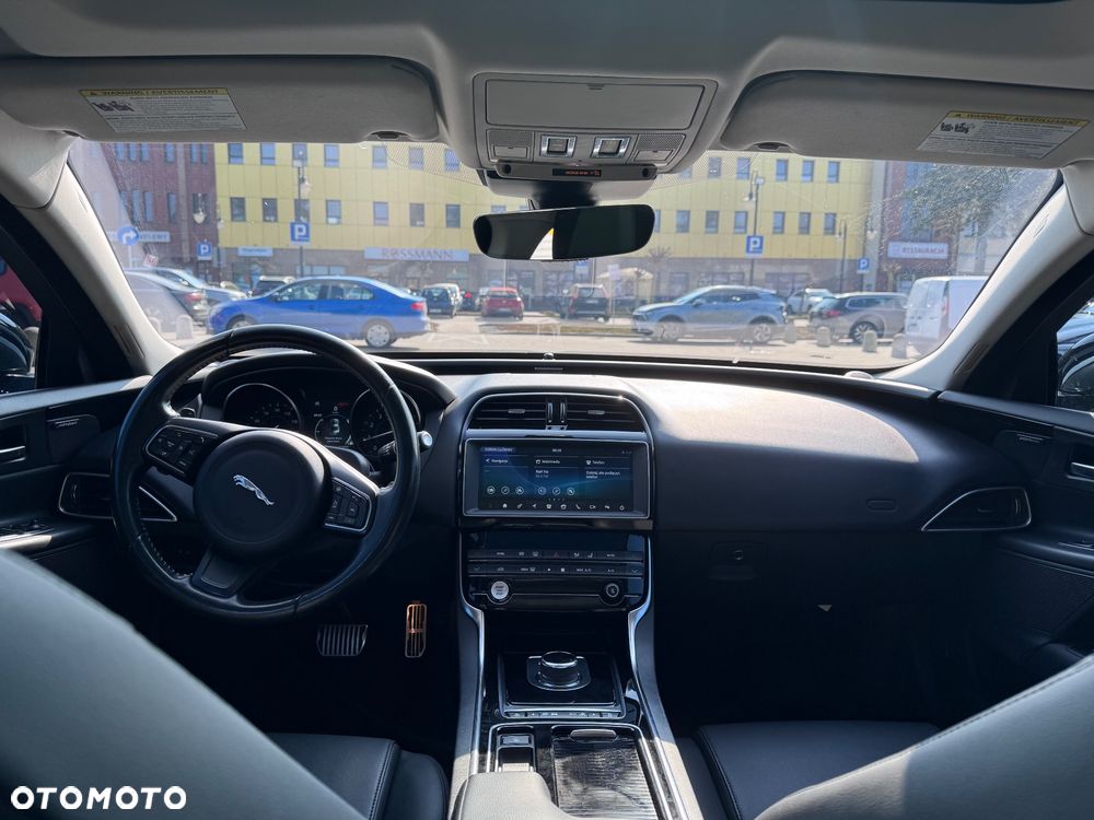 Jaguar XE 25t Prestige - 10