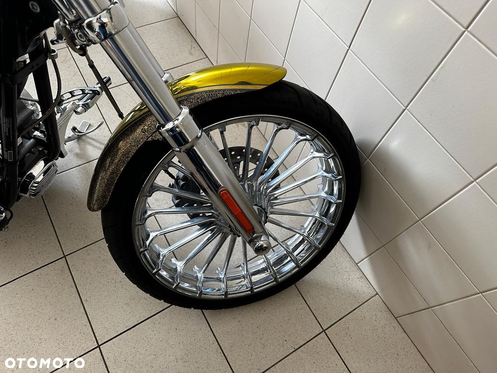 Harley-Davidson Softail Breakout - 3