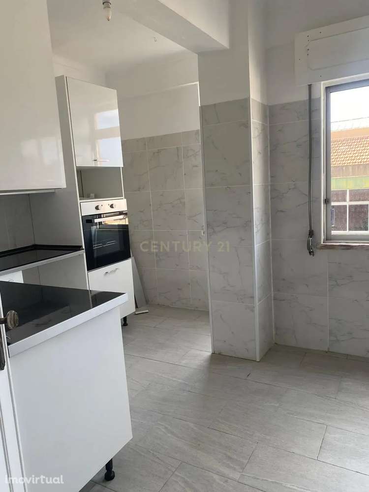 ARRENDAMENTO: T2 Semi-Remodelado | Forte da Casa | 89 m² - Grande imagem: 2/9