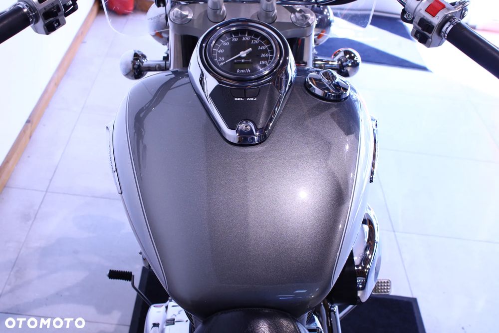 Suzuki Intruder - 12