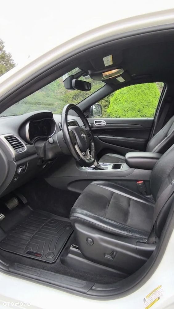 Jeep Grand Cherokee - 32