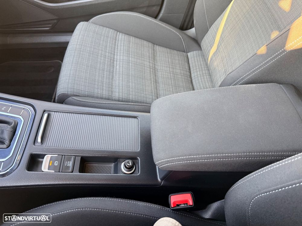 VW Passat Variant 2.0 TDi Business DSG - 31