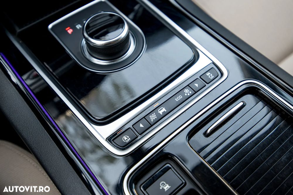 Jaguar XE 2.0 Pure - 25