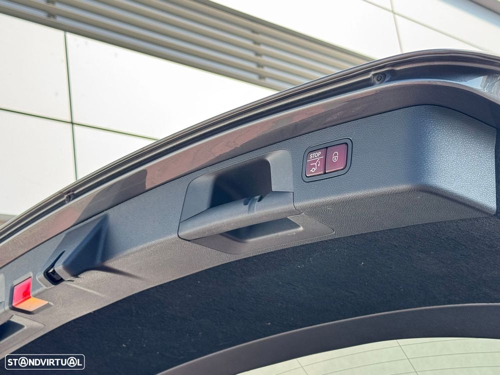 Mercedes-Benz E 300 de Avantgarde 4Matic - 35