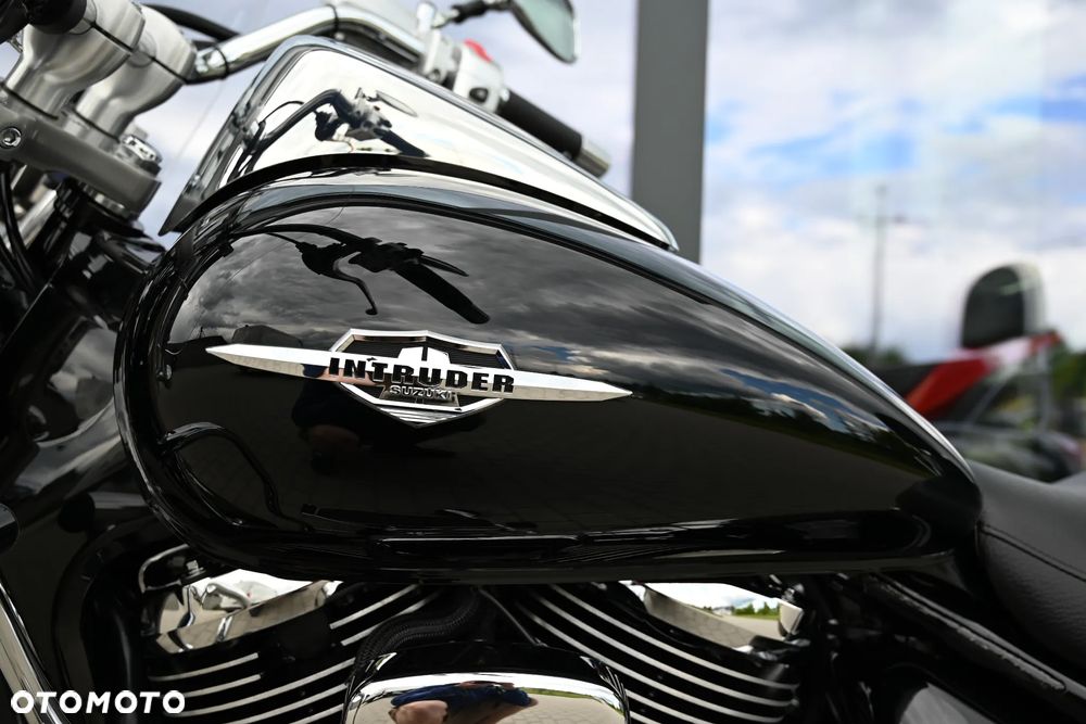 Suzuki Intruder - 12