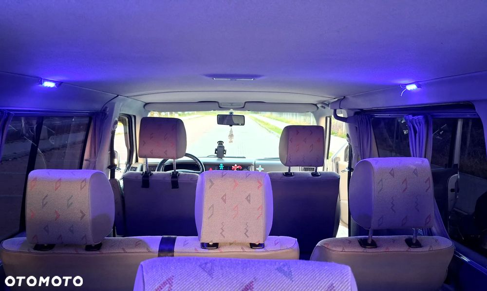 Volkswagen Caravelle - 11
