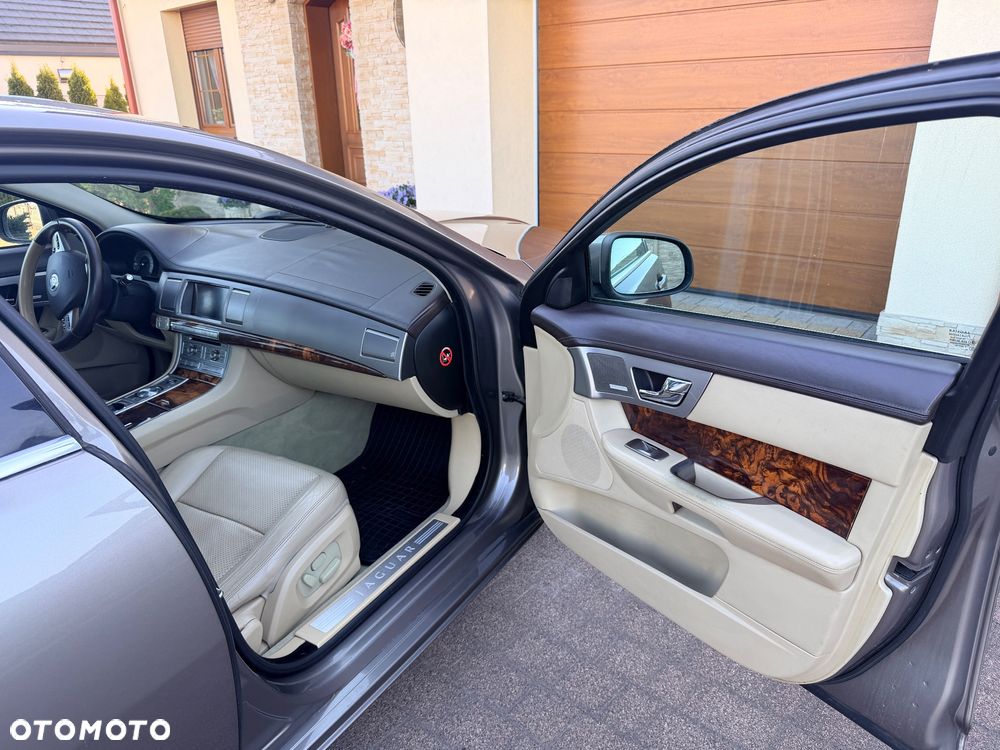 Jaguar XF 2.7 V6 Premium Luxury - 24