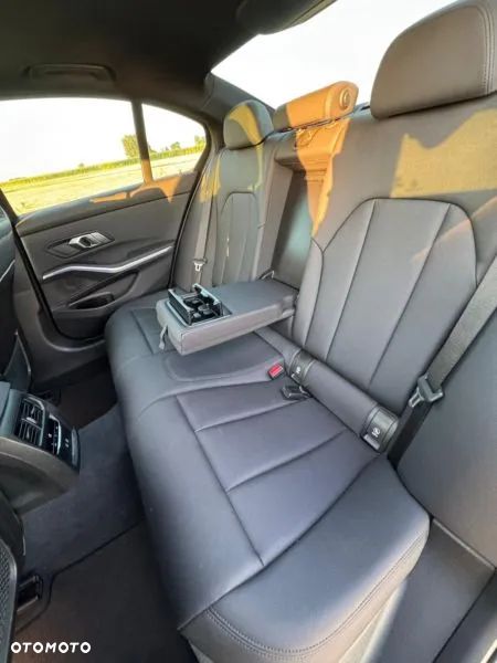 BMW Seria 3 330i - 25