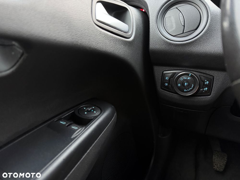 Ford Transit Courier - 18