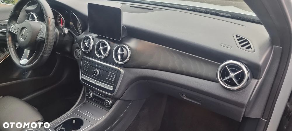 Mercedes-Benz GLA 250 4Matic 7G-DCT - 31