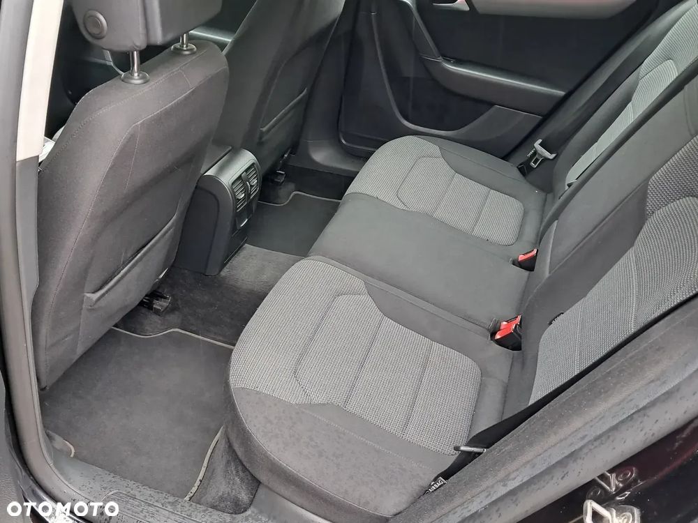 Volkswagen Passat - 11