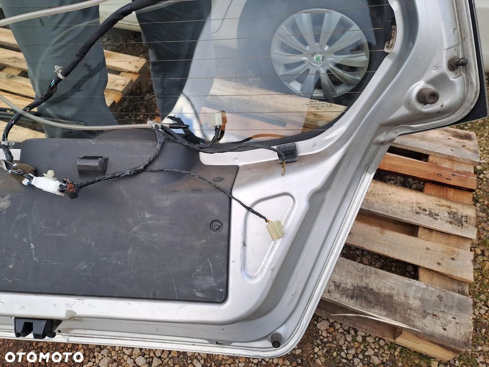 Chevrolet Aveo T250 HB 5D klapa bagażnika zderzak drzwi kod lakieru 92U - 10