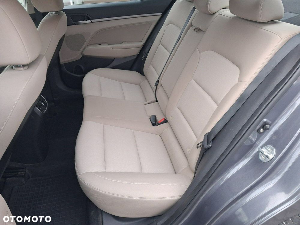 Hyundai Elantra - 27