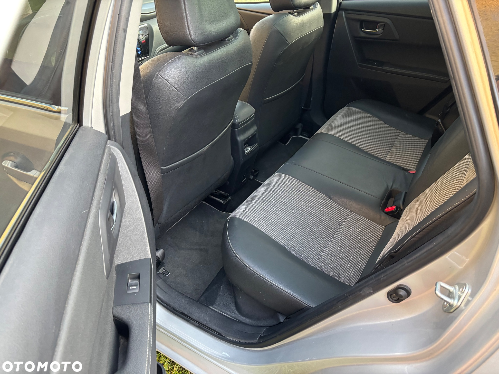 Toyota Auris 1.8 VVT-i Hybrid Automatik Touring Sports Executive - 20