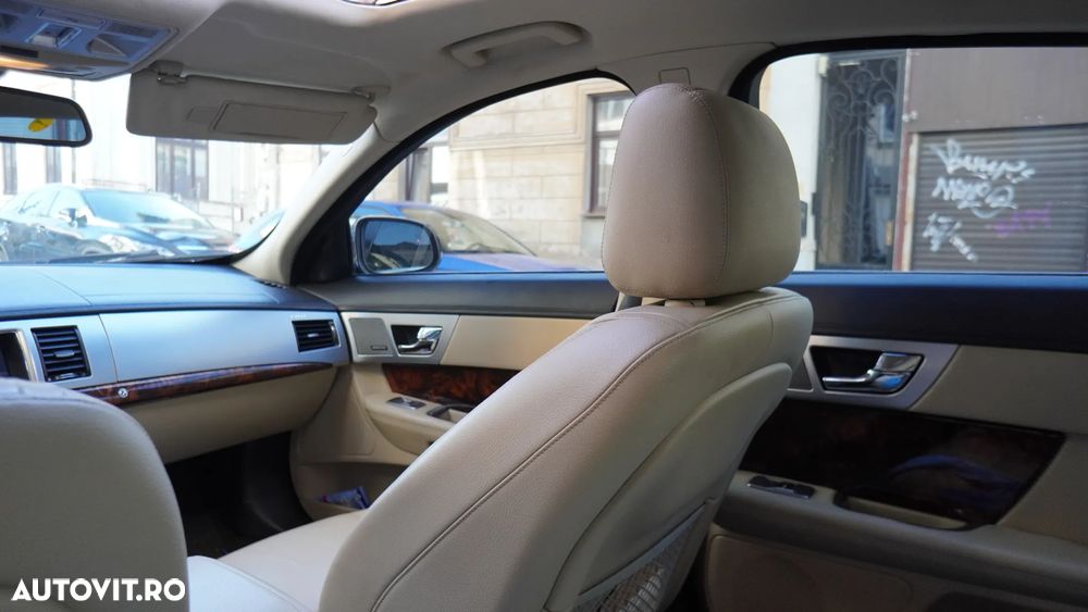 Jaguar XF 25t RWD Portfolio - 11