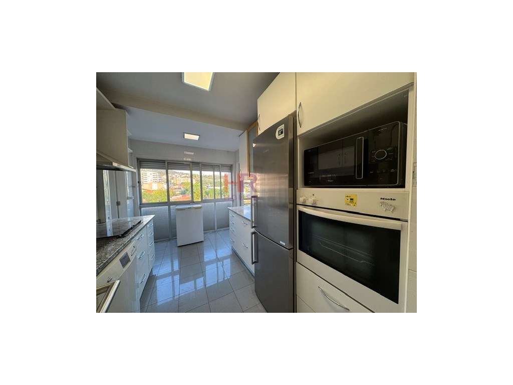 Casa Branca vende-se T4 em duplex com garagem e duas salas. - Grande imagem: 2/48