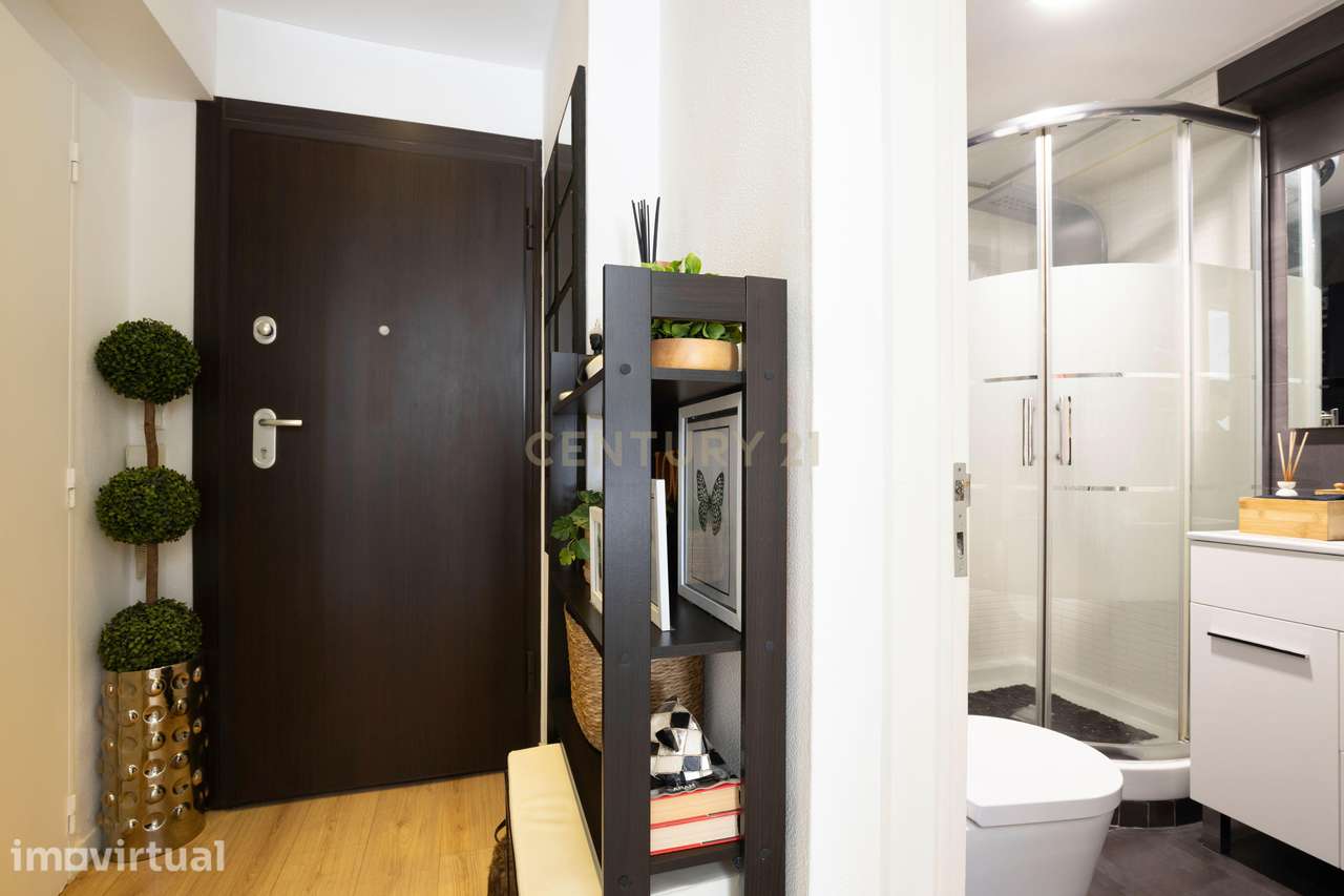T2 totalmente remodelado em Queluz | Pronto a habitar | Elevador e var - Grande imagem: 2/20
