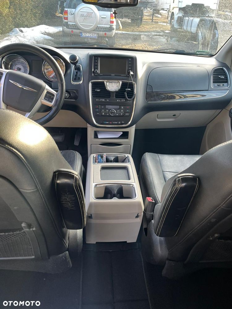 Chrysler Town & Country - 7