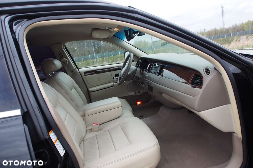 Lincoln Town Car - 27